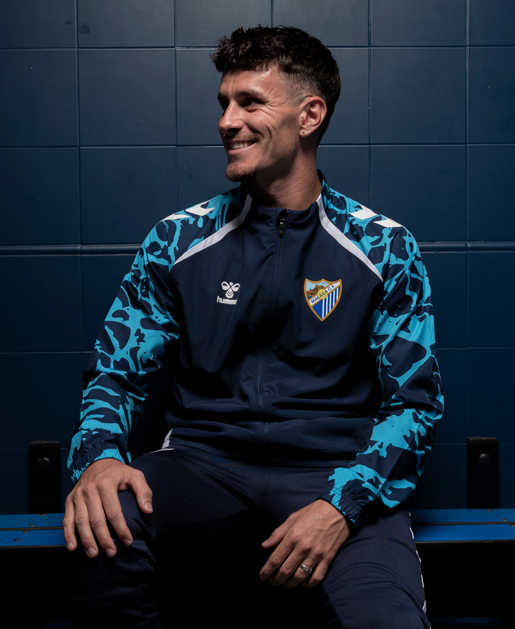 https://www.tiendamalagacf.com/es/equipaciones/575-1714-chaqueta-oficial-prematch-malaga-cf-202526-.html#/135-talla_generica_adulto-m