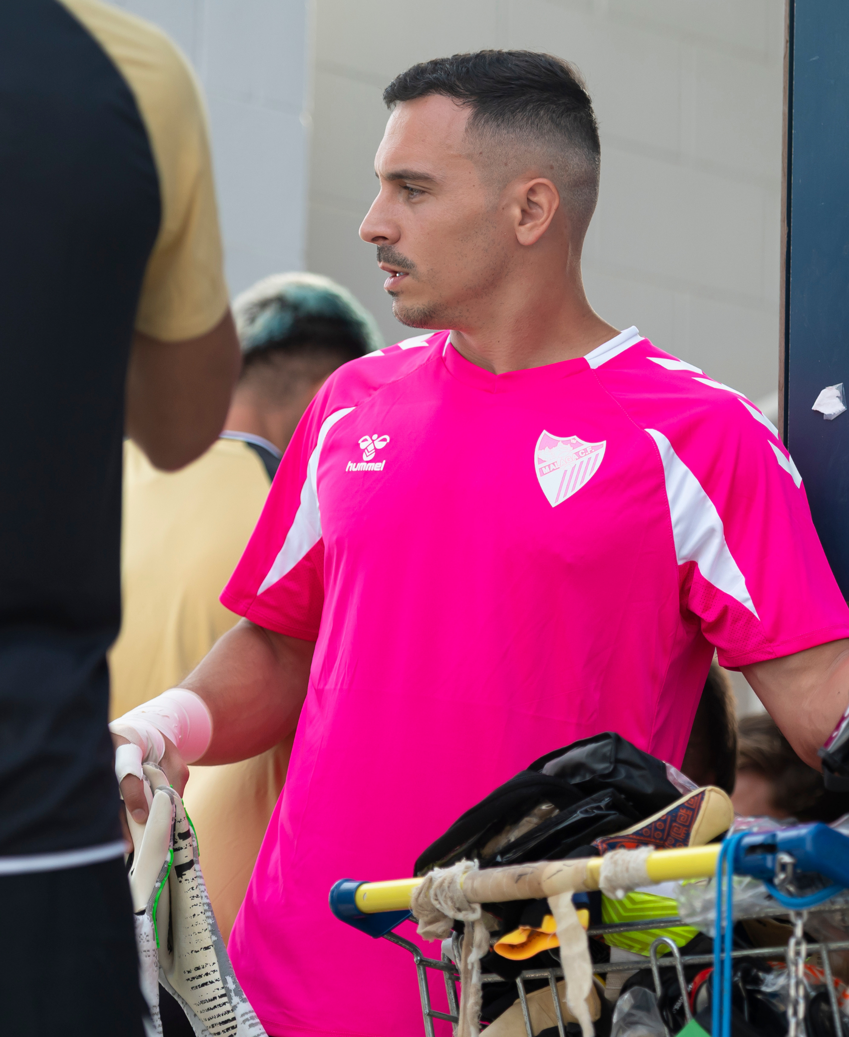 https://www.tiendamalagacf.com/es/training/733-2217-camiseta-entreno-porterto-malaga-202627.html#/2-talla_camiseta_short_juego_adulto-s